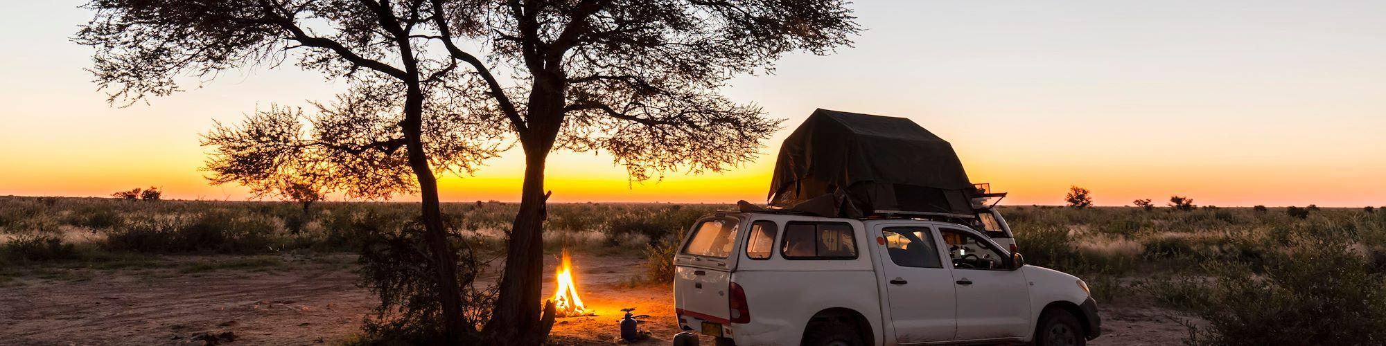 Road Trip en Tente de toit © Westend 61 / hemis.fr - Feu de camp - Botswana