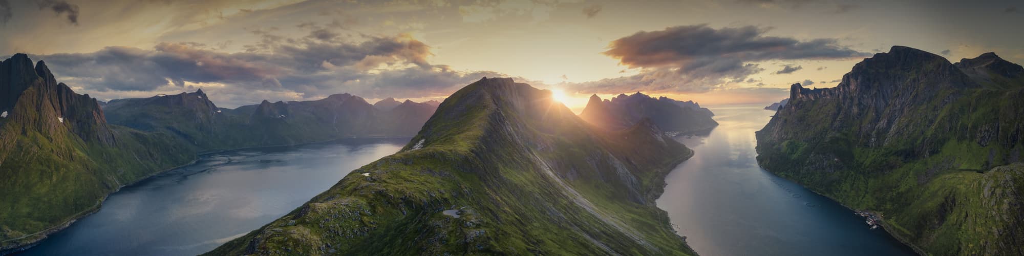 Trek dans la région des fjords : randonnée, circuit et voyage © sivivolk