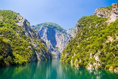 © Andrii Lutsyk /Fotolia - Lac Koman - Albanie Lac Koman - Albanie