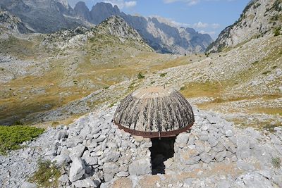 © Albert Pali - Bunker dans les Alpes Albanaises - Albanie Bunker dans les Alpes Albanaises - Albanie