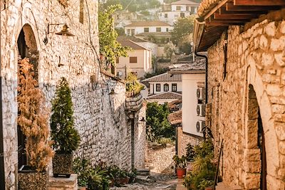 Vieille rue pavée dans le quartier de Mangalem à Berat - Albanie