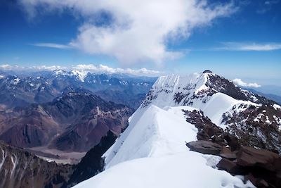 Vue sur le sommet Nord de l'Aconcagua depuis l'arrête sommitale (6900m) - Argentine