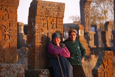 Bergères dans le cimetière de khachkars à Noratus - Arménie