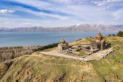 © guenterguni / iStock - Sevanavank (ou monastère de Sevan) en Arménie Sevanavank (ou monastère de Sevan) en Arménie