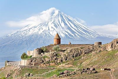© MehmetOZB / Adobe Stock - Monastère de Khor Virap et Mont Ararat - Arménie Monastère de Khor Virap et Mont Ararat - Arménie