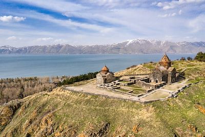 © guenterguni / iStock - Sevanavank (ou monastère de Sevan) en Arménie  Sevanavank (ou monastère de Sevan) en Arménie