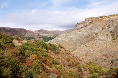 © Fanny Gibert - Village d'Artanboujnk - Forteresse de Smbataberd - Monastère de Tsakhats Kar - Arménie Village d'Artanboujnk - Forteresse de Smbataberd - Monastère de Tsakhats Kar - Arménie