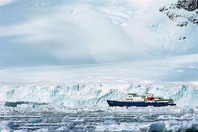 © Robert Van Kempem/Oceanwide Expeditions - Le M/V Plancius, longeant un front glaciaire en Terre de Graham - Antarctique Le M/V Plancius, longeant un front glaciaire en Terre de Graham - Antarctique