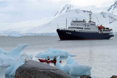 © Oceanwide expeditions - Le Plancius dans la Baie de Dorian - Antarctique Le Plancius dans la Baie de Dorian - Antarctique