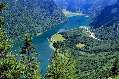 © Raymond Chabanier - Lac de Königssee - Trek du Königssee à Hallstatt - Bavière - Allemagne Lac de Königssee - Trek du Königssee à Hallstatt - Bavière - Allemagne