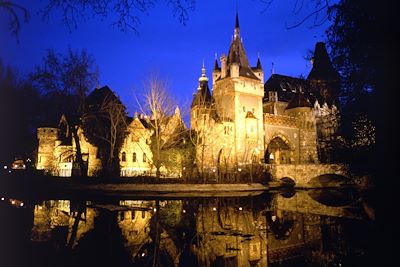 © Office du Tourisme de Budapest - Château de Vajdahunyad - Budapest - Hongrie Château de Vajdahunyad - Budapest - Hongrie