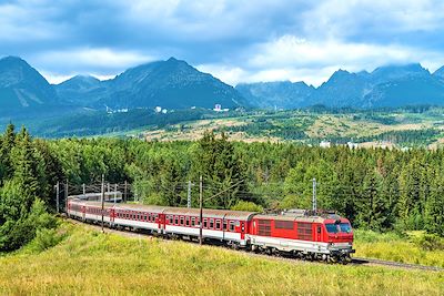 © Leonid Andronov / Adobe Stock - Train - Tatras - Carpates - Slovaquie Train - Tatras - Carpates - Slovaquie