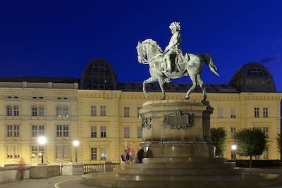 © Laurent Bouvet/RAPSODIA - La statue de l'empereur François-Joseph devant le palais Albertina - Vienne - Autriche La statue de l'empereur François-Joseph devant le palais Albertina - Vienne - Autriche