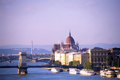 © Office du Tourisme de Budapest - Pont Széchenyi Lanchid - Budapest - Hongrie Pont Széchenyi Lanchid - Budapest - Hongrie