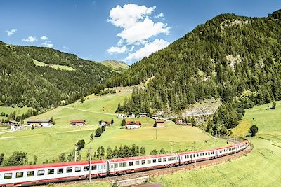 © Leonid Andronov / Adobe Stock - Train du Brenner dans les Alpes autrichiennes - Autriche Train du Brenner dans les Alpes autrichiennes - Autriche