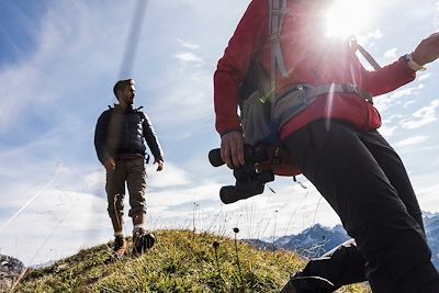 © Westend61 / Getty Images - Deux randonneurs en montagne  Deux randonneurs en montagne