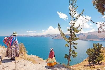 Femmes devant le lac Titicaca - Département de La Paz - Bolivie