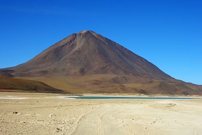 © Denis Chambon - Le volcan Licancabur près de la Laguna Verde - Bolivie Le volcan Licancabur près de la Laguna Verde - Bolivie