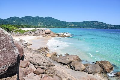 © diegocardini / Adobe Stock - Ilha Grande - Plage de Lopes Mendenz - Brésil Ilha Grande - Plage de Lopes Mendenz - Brésil