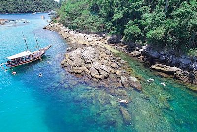 © VBC Imagens Aéreas / Adobe Stock - Lagoa Azul - Ilha Grande - Angra dos Reis - Brésil Lagoa Azul - Ilha Grande - Angra dos Reis - Brésil