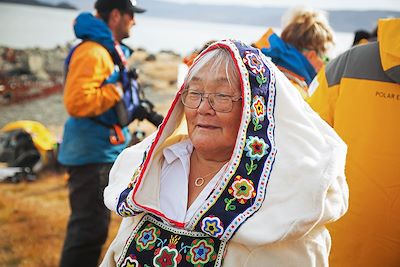 © Acacia Johnson / Quark Expeditions - Femme Inuite - Arctic Bay - Arctique canadien - Canada Femme Inuite - Arctic Bay - Arctique canadien - Canada
