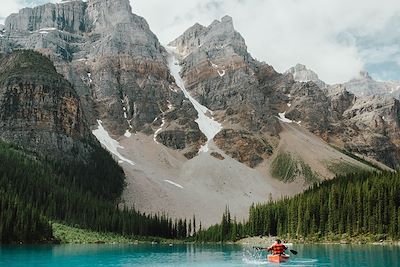 Canoe-kayak sur le lac Moraine - Parc national de Banff - Alberta - Canada