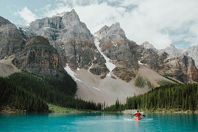 Canoe-kayak sur le lac Moraine - Parc national de Banff - Alberta - Canada