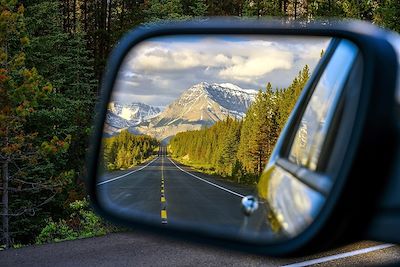 L'autoroute routière Icefields Parkway traversant le parc national Jasper - Alberta - Canada