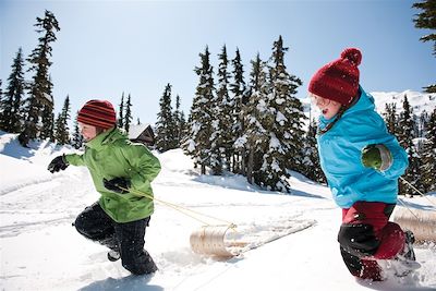 Enfants jouant dans la neige - Canada