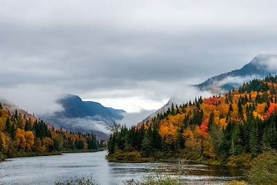 Vallée de la rivière Jacques Cartier en automne - Québec - Canada