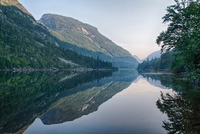 Rivière Malbaie et les montagnes des Laurentides - Québec - Canada