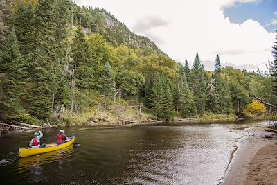 Canoë dans le parc national du Mont-Tremblant - Laurentides - Québec
