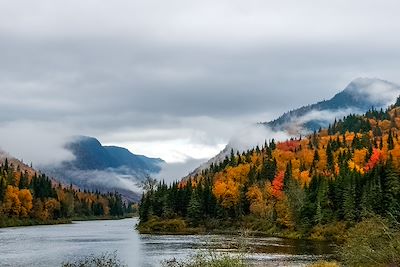 Vallée de la rivière Jacques Cartier en automne - Québec - Canada