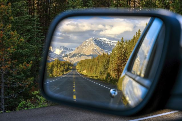 L autoroute routière Icefields Parkway traversant le parc national Jasper - Alberta - Canada