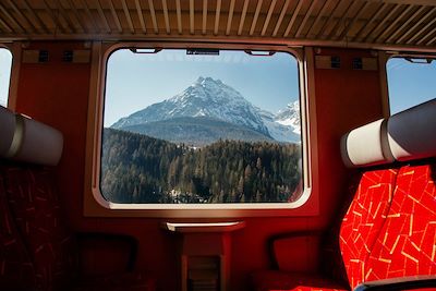 © Steve Marais / Gallery Stock - Les Alpes suisses vue d'un train - Suisse Les Alpes suisses vue d'un train - Suisse