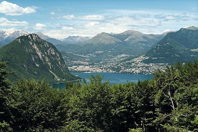 © Renato Bagattini/Schweiz Tourismus/Switzerland Tourism - Vue sur Lugano depuis le Monte San Giorgio - Suisse Vue sur Lugano depuis le Monte San Giorgio - Suisse