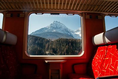 © Steve Marais / Gallery Stock - Les Alpes suisses vue d'un train - Suisse Les Alpes suisses vue d'un train - Suisse