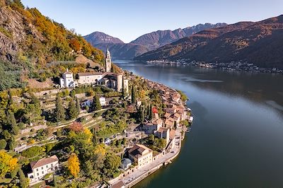 © Cloudvisual/stock.adobe.com - Village de Morcote, sur les rives du lac Lugano - Suisse Village de Morcote, sur les rives du lac Lugano - Suisse
