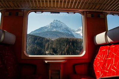 Les Alpes suisses vue d'un train - Suisse