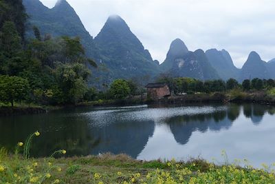 Paysages karstiques sur les rives de la rivière Yulong - Guangxi