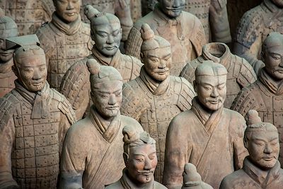 © Mirko / Adobe Stock - Armée de terre cuite, sculptures en terre cuite excavées sur la tombe de l'empereur Qin Shi Huang - Xian - Chine  Armée de terre cuite, sculptures en terre cuite excavées sur la tombe de l'empereur Qin Shi Huang - Xian - Chine