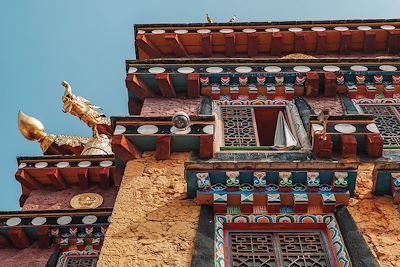 Façade du monastère bouddhiste tibétain de Ganden Sumtseling Songzanlin, dans le Yunnan, en Chine