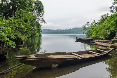 Barque traditionnelle de pêcheur sur le lac Barombi Mbo près de Kumba - Cameroun
