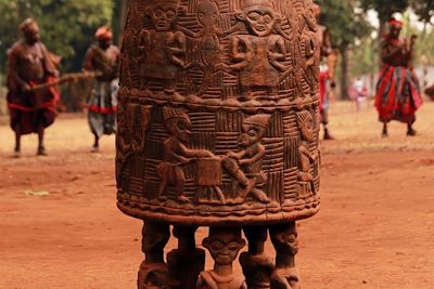 Percussion traditionnelle sculptée à Babungo - Cameroun