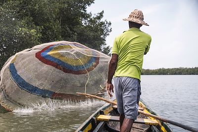 © Jeoffrey GUILLEMARD/HAYTHAM-REA - Un pêcheur jette son filet de pêche - La Boquilla - Colombie Un pêcheur jette son filet de pêche - La Boquilla - Colombie