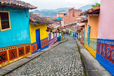 Rue pavée coloré - Medellin - Colombie