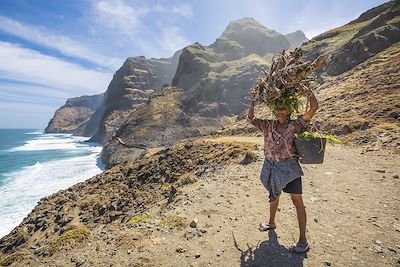 © Cinoby / iStock - Sentier de Cruzinha à Ponta Do Sol - Cap-Vert Sentier de Cruzinha à Ponta Do Sol - Cap-Vert