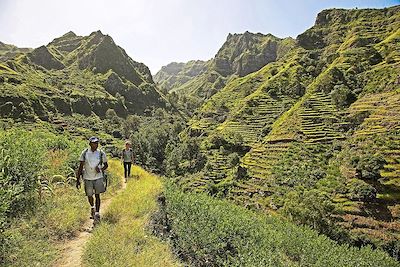 © SOULARUE Guillaume / Hemis.fr - Randonneurs dans une vallée de Santo Antao - Cap-Vert Randonneurs dans une vallée de Santo Antao - Cap-Vert