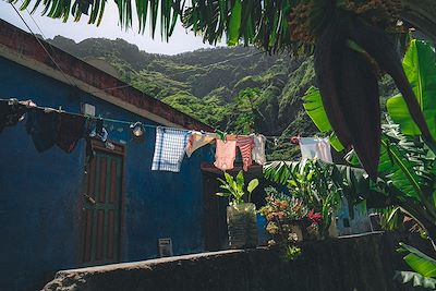 © Hugo Zely pour Terres d'aventure - En traversant un village de la Vallée de Xoxo, Santo Antao En traversant un village de la Vallée de Xoxo, Santo Antao