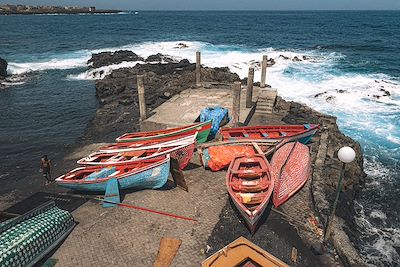 © hugo Zely pour Terres d'aventure - Petits bateaux de pêche dans le port de l'Ile de Fogo Petits bateaux de pêche dans le port de l'Ile de Fogo